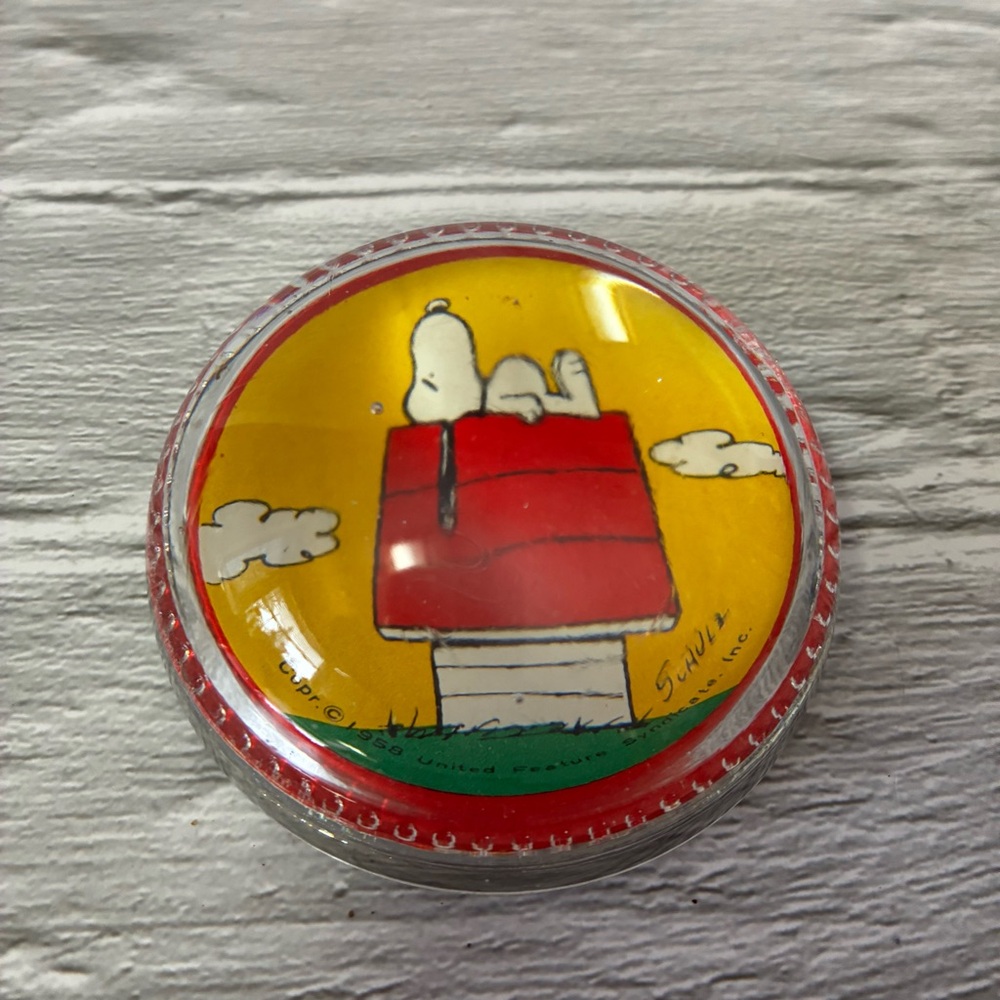 Vintage Peanuts Snoopy On Doghouse Glass Paperweight Very Rare